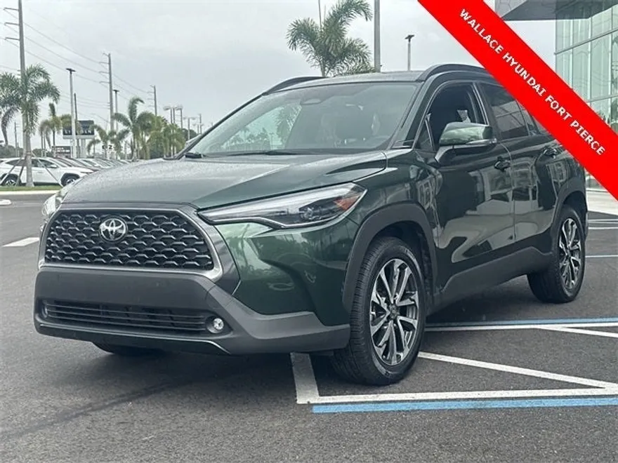 2023 Toyota Corolla Cross XLE photo 1