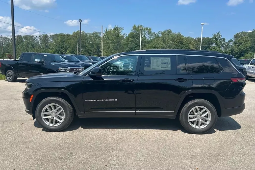 2025 Jeep Grand Cherokee Laredo Altitude photo 1