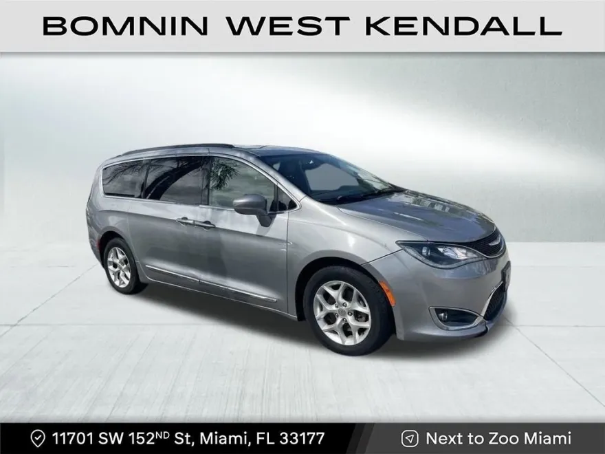 2017 Chrysler Pacifica Touring L photo 1
