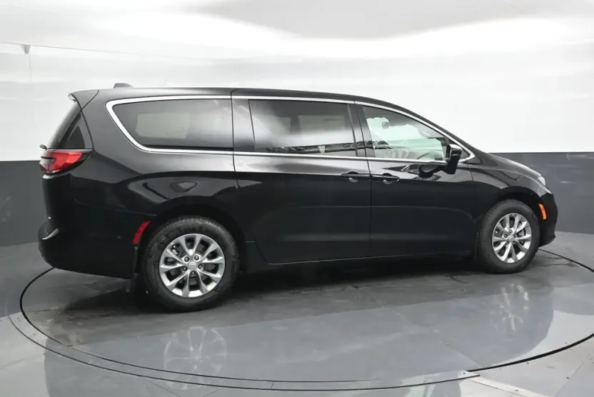 2026 Chrysler Pacifica photo 1