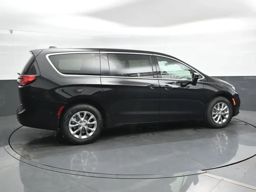 2026 Chrysler Pacifica photo 1