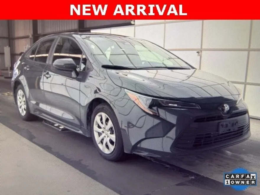2024 Toyota Corolla LE photo 1
