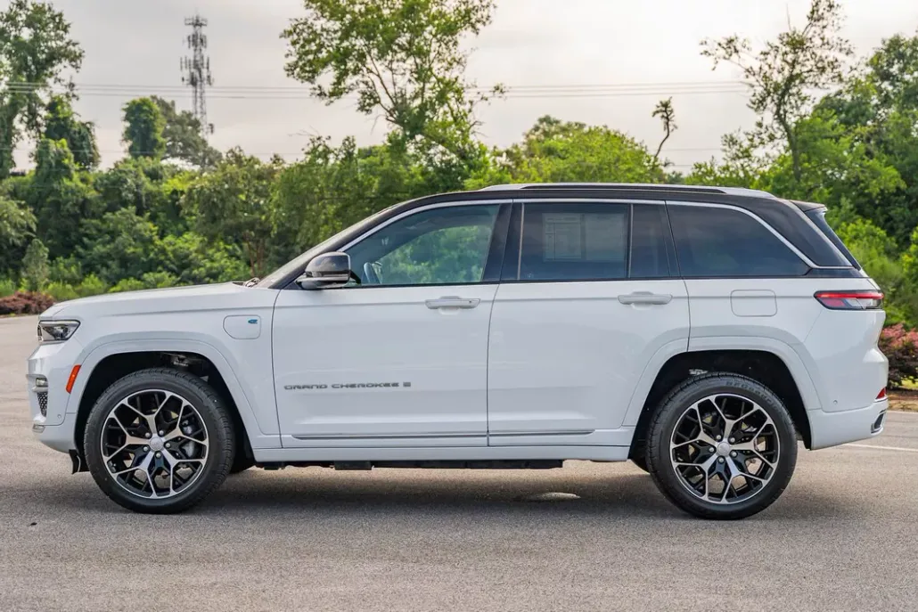 2022 Jeep Cherokee Summit 4xe photo 1