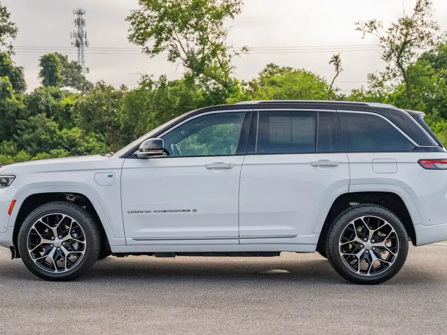 2022 Jeep Cherokee Summit 4xe photo 1