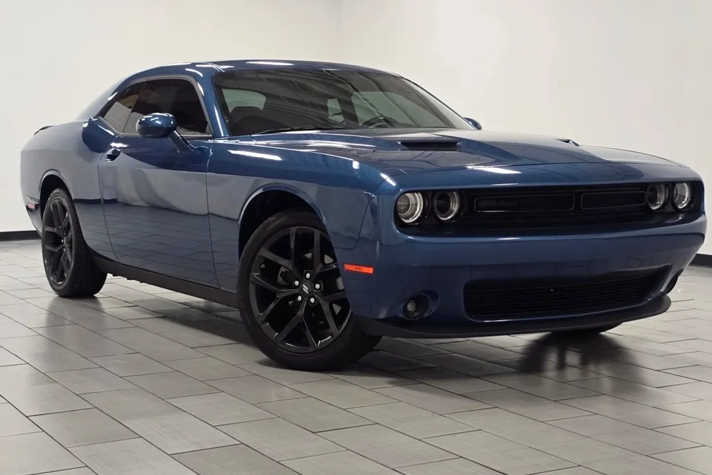2022 Dodge Challenger SXT photo 1
