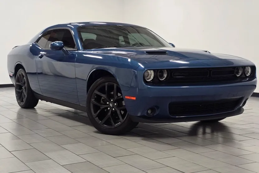 2022 Dodge Challenger SXT photo 1