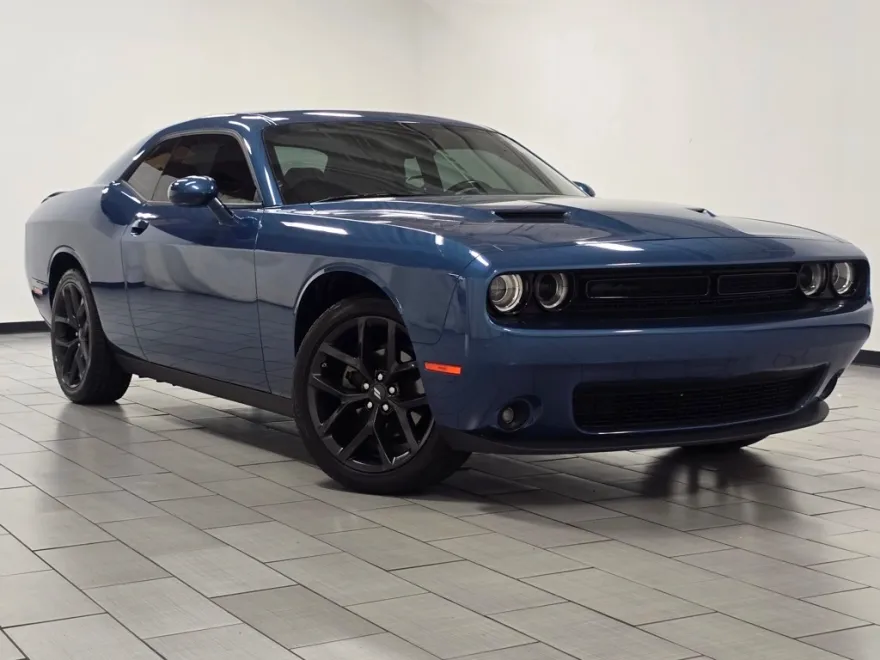 2022 Dodge Challenger SXT photo 1