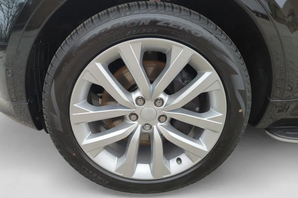 2024 Land Rover Discovery SE photo 1