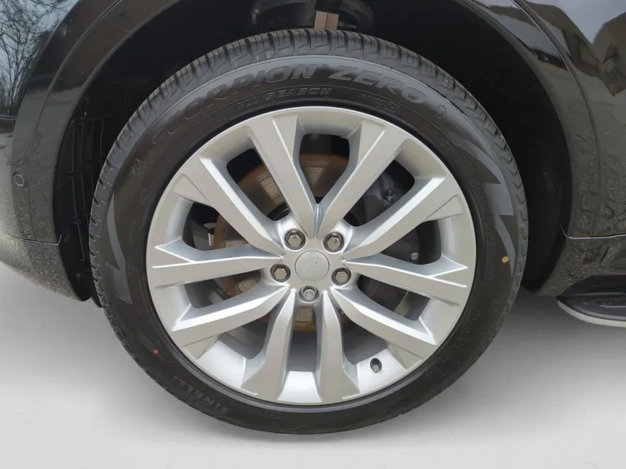2024 Land Rover Discovery SE photo 1