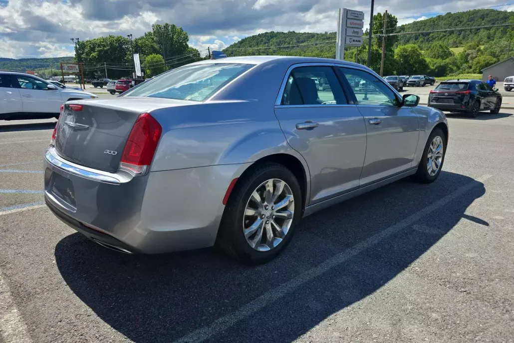 2015 Chrysler 300 Limited photo 1