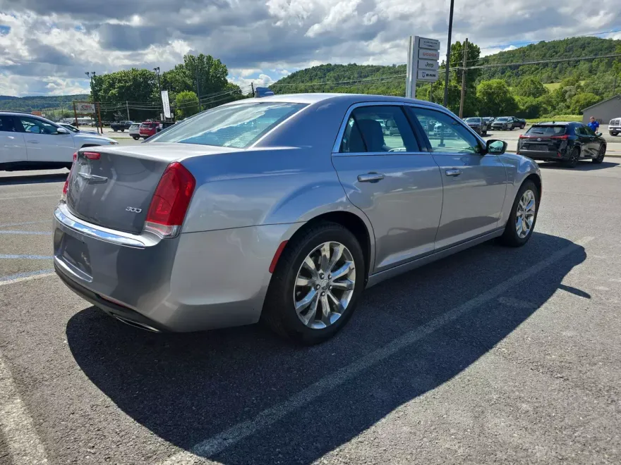 2015 Chrysler 300 Limited photo 1