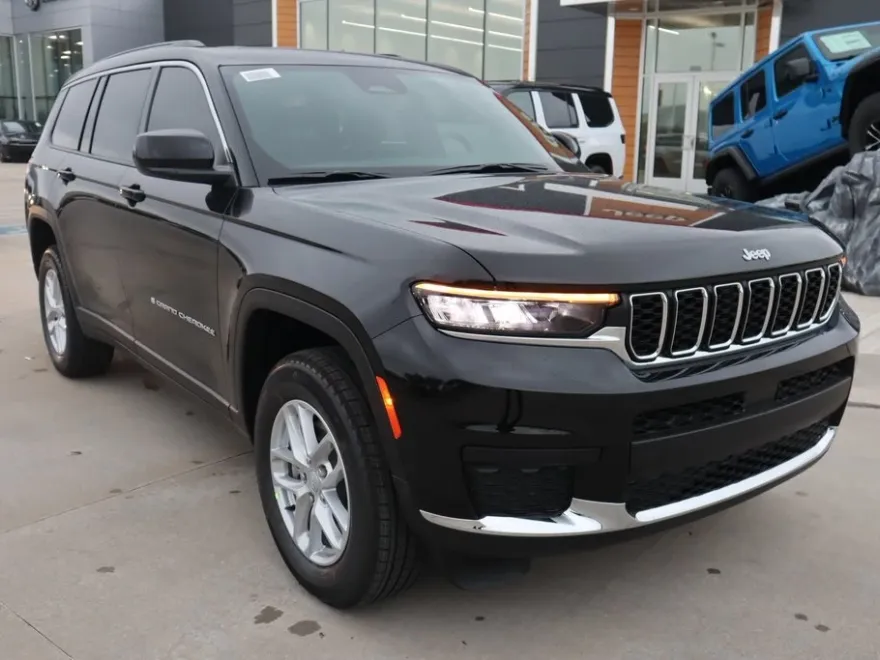 2025 Jeep Grand Cherokee Laredo photo 1