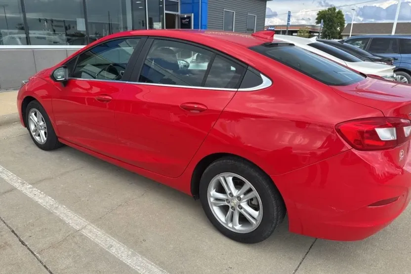 2017 Chevrolet Cruze LT photo 1