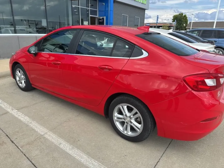 2017 Chevrolet Cruze LT photo 1