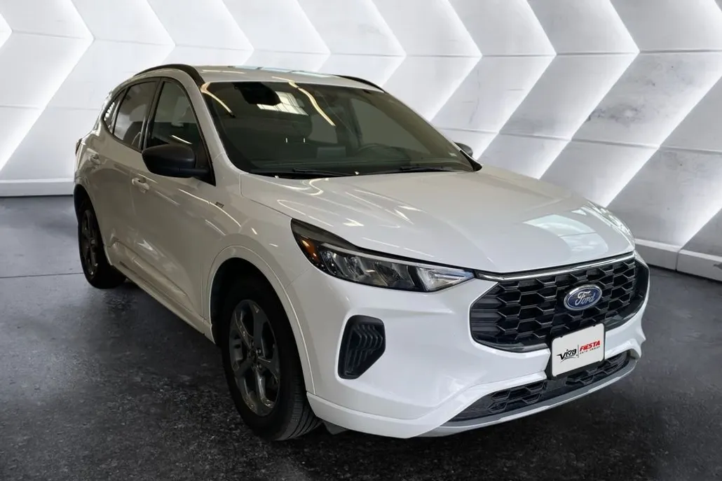 2023 Ford Escape ST-Line photo 1