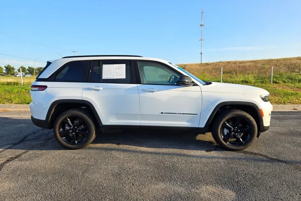 2025 Jeep Grand Cherokee Limited photo 1