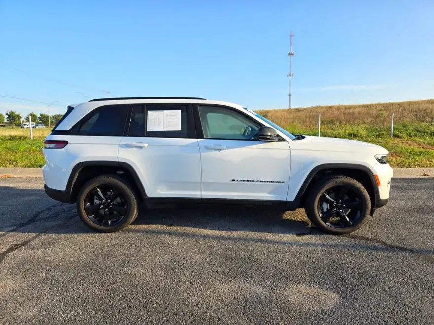 2025 Jeep Grand Cherokee Limited photo 1