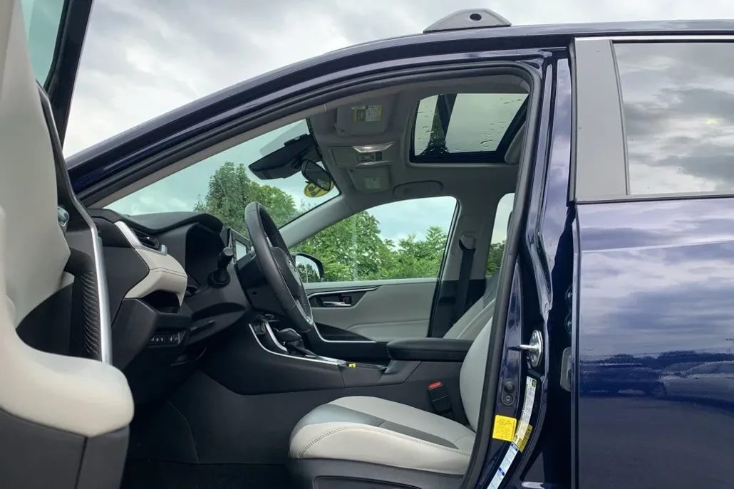 2022 Toyota RAV4 Hybrid XLE Premium photo 1