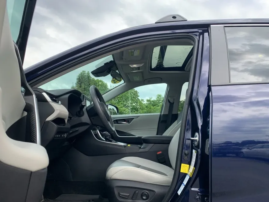 2022 Toyota RAV4 Hybrid XLE Premium photo 1