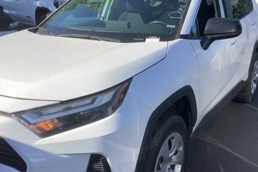 2023 Toyota RAV4 LE photo 1