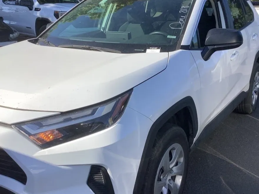 2023 Toyota RAV4 LE photo 1