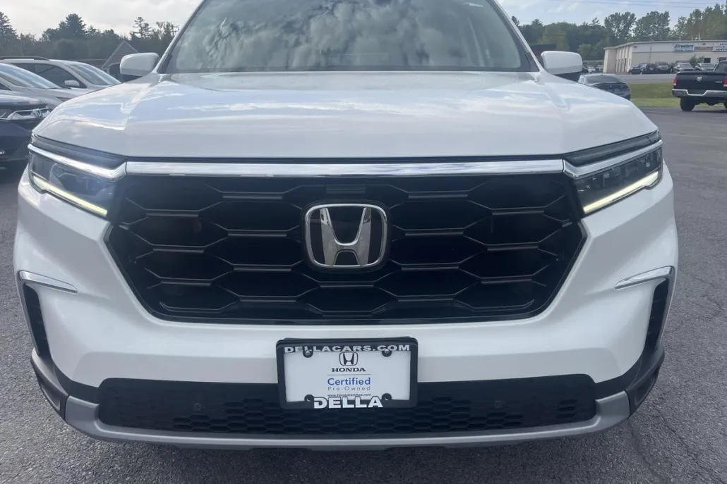 2024 Honda Pilot Touring photo 1