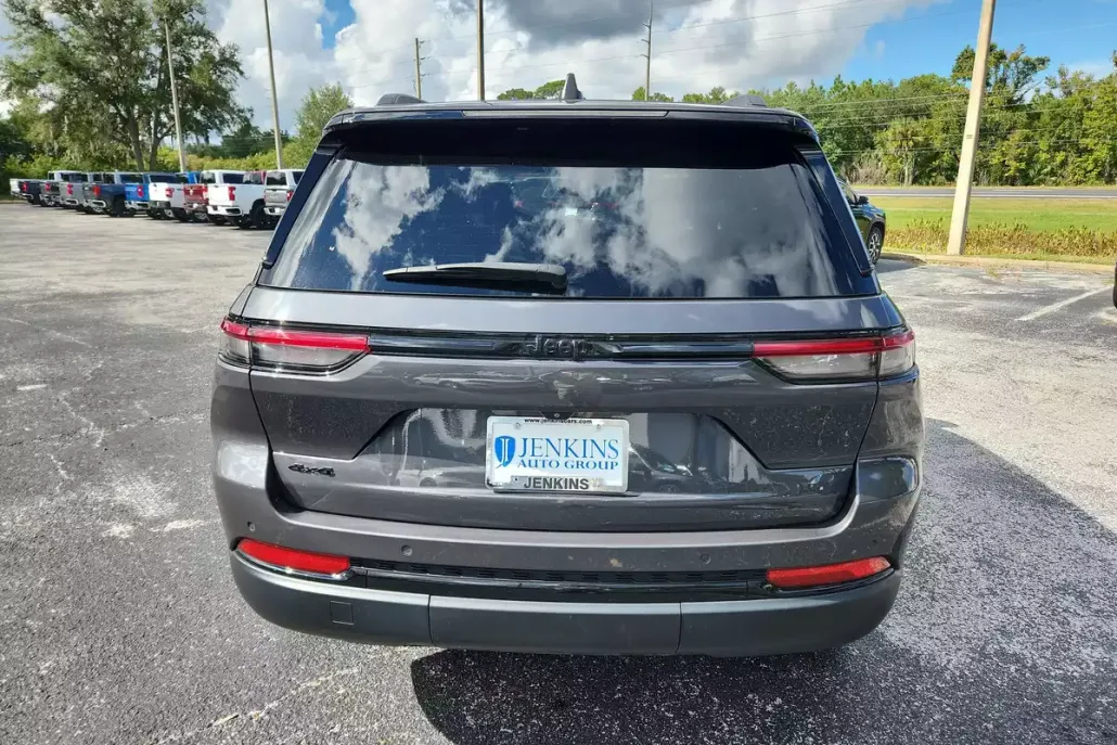 2023 Jeep Grand Cherokee Laredo photo 1