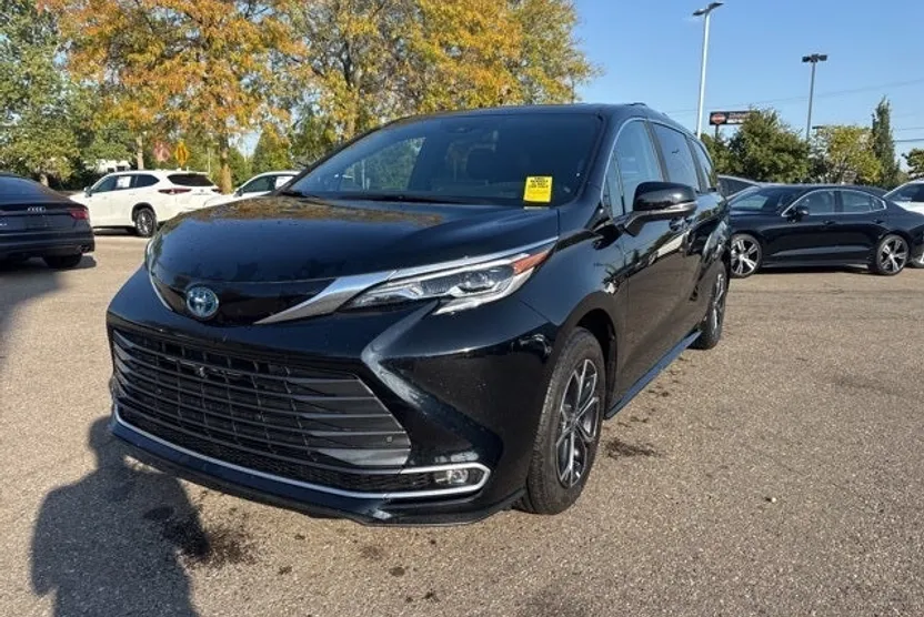 2025 Toyota Sienna Platinum photo 1