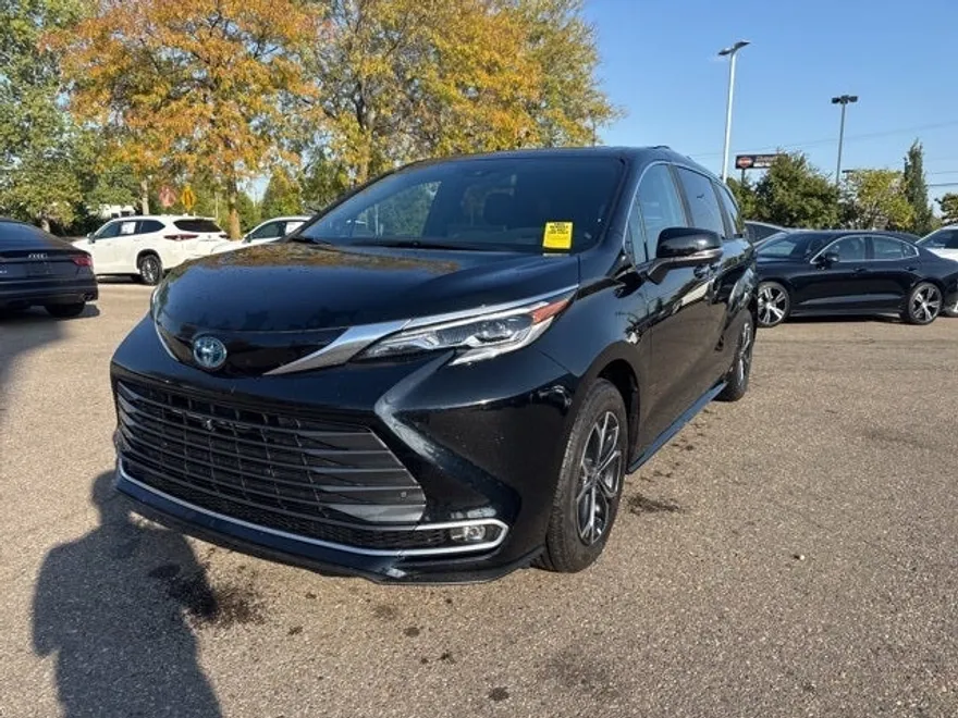 2025 Toyota Sienna Platinum photo 1