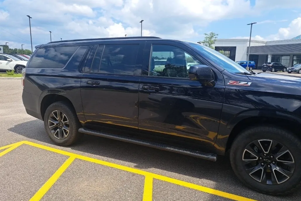 2021 Chevrolet Suburban Z71 photo 1