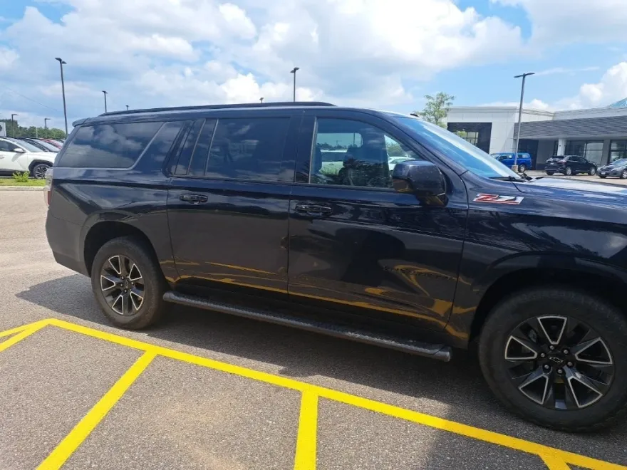 2021 Chevrolet Suburban Z71 photo 1