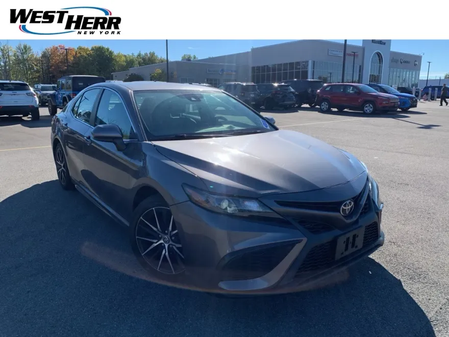 2021 Toyota Camry SE photo 1
