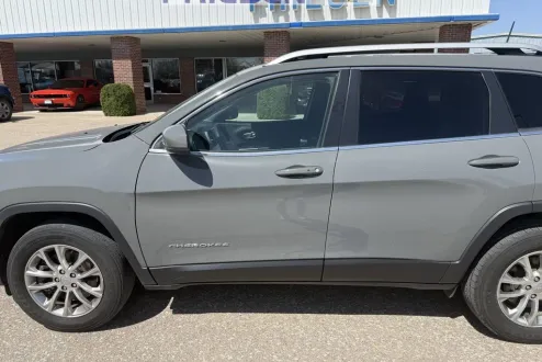 2021 Jeep Cherokee Latitude Lux photo 2