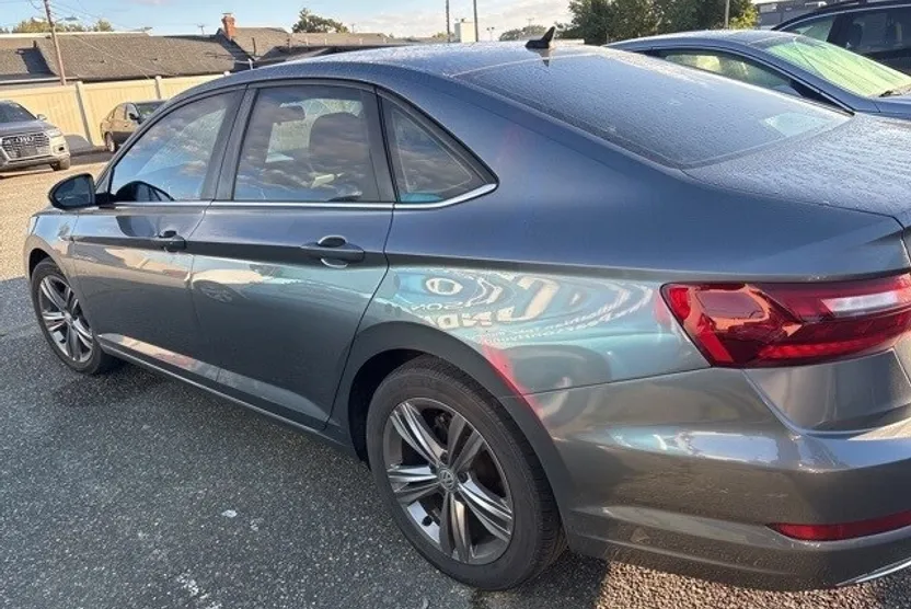 2021 Volkswagen Jetta R-Line photo 1