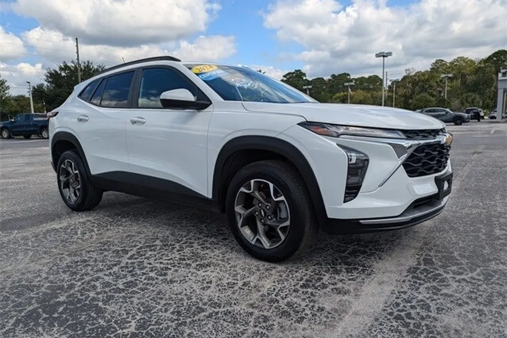 2024 Chevrolet Trax LT photo 1