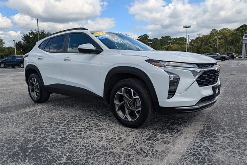 2024 Chevrolet Trax LT photo 1