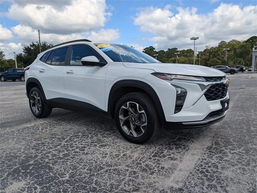 2024 Chevrolet Trax LT photo 1