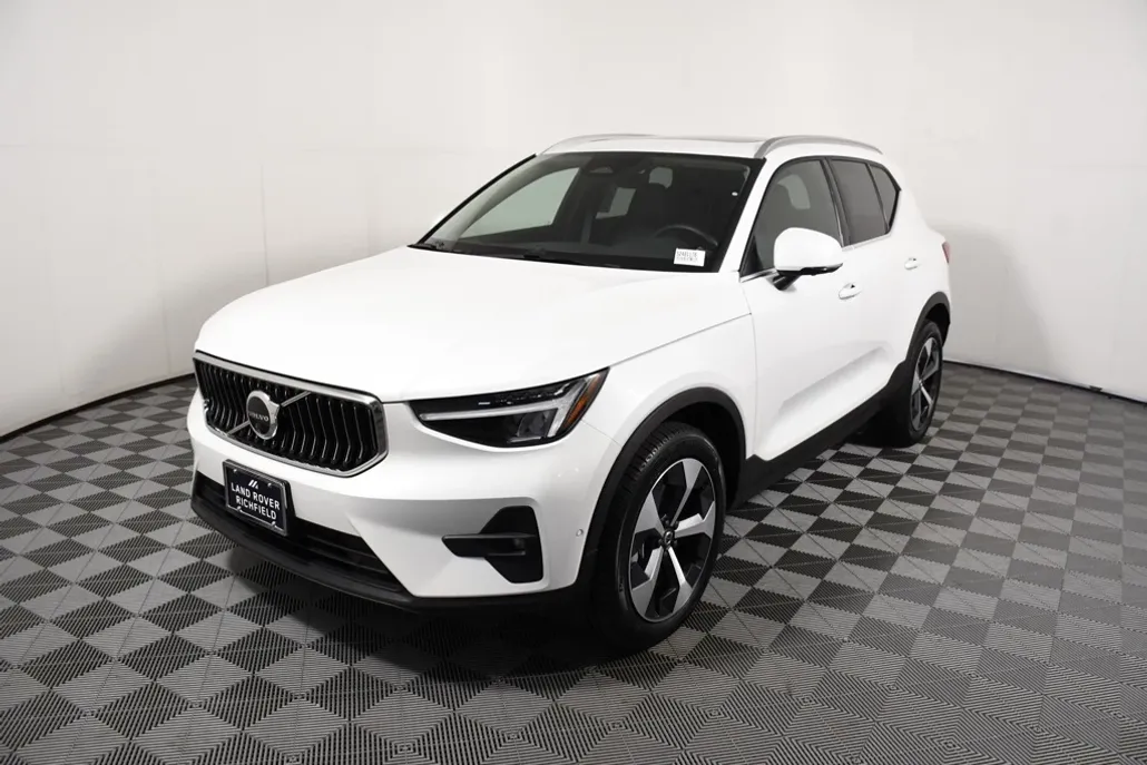 2025 Volvo XC40 Plus photo 1