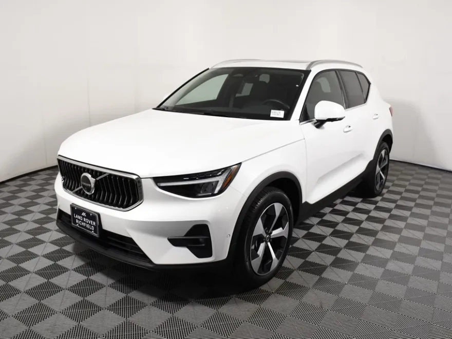 2025 Volvo XC40 Plus photo 1