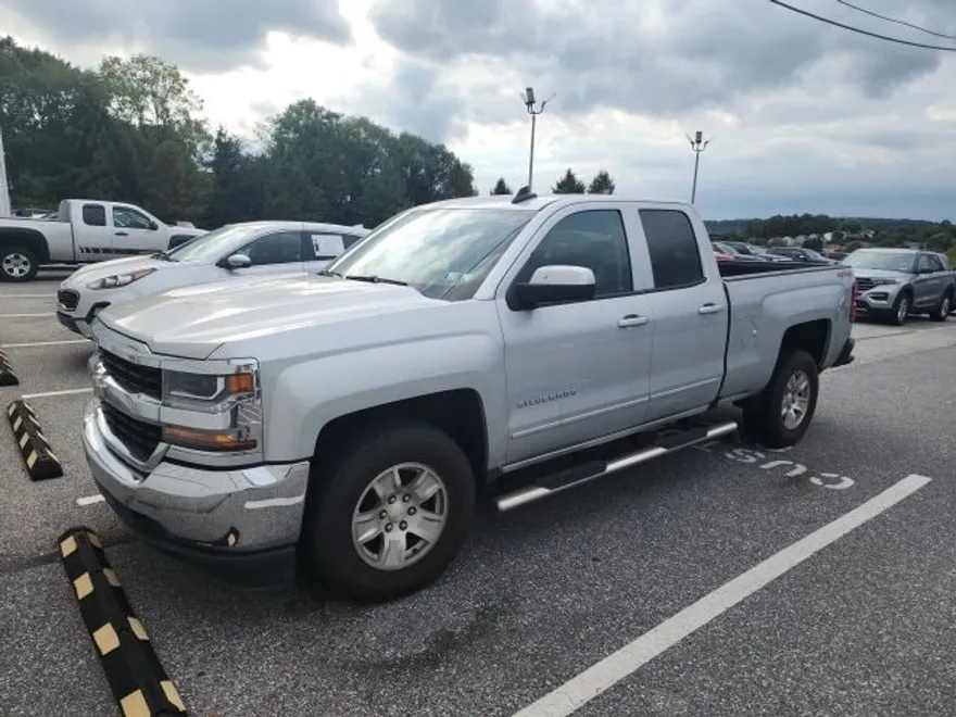 2019 Chevrolet Silverado LT photo 1