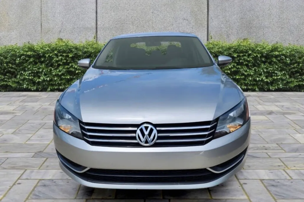 2012 Volkswagen Passat SE photo 1