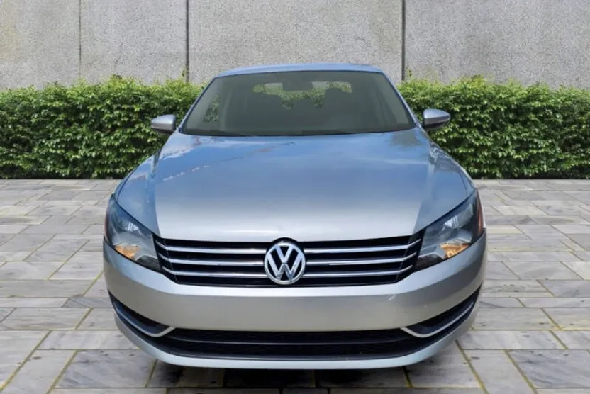 2012 Volkswagen Passat SE photo 1