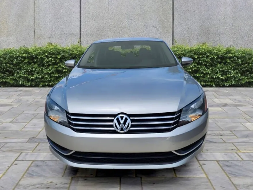 2012 Volkswagen Passat SE photo 1