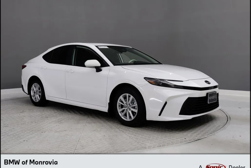 2025 Toyota Camry LE photo 1