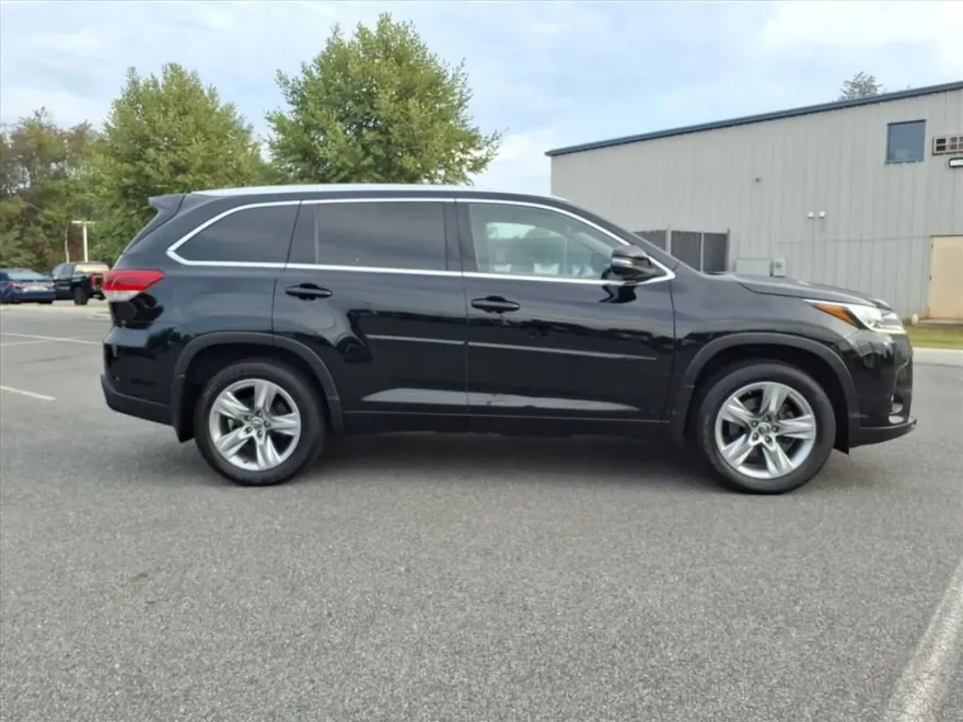 2017 Toyota Highlander Limited photo 1