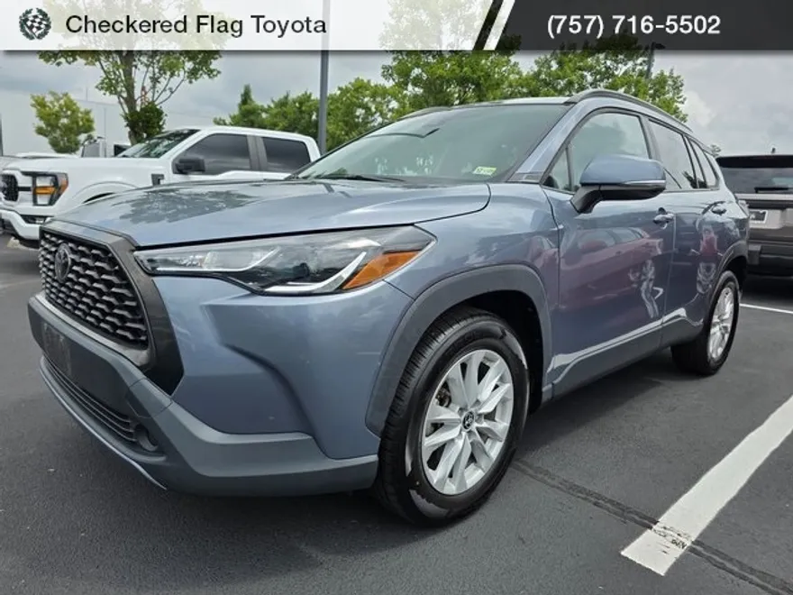 2022 Toyota Corolla Cross LE photo 1