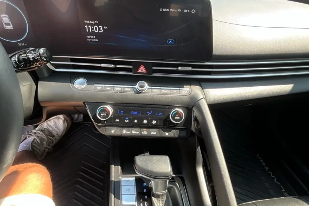 2025 Hyundai Elantra Limited photo 1