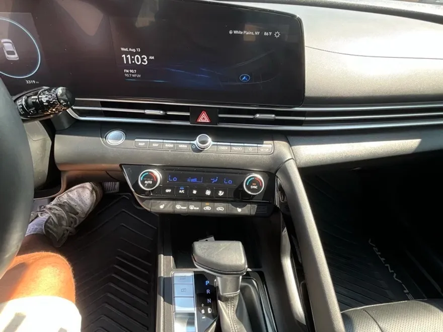 2025 Hyundai Elantra Limited photo 1
