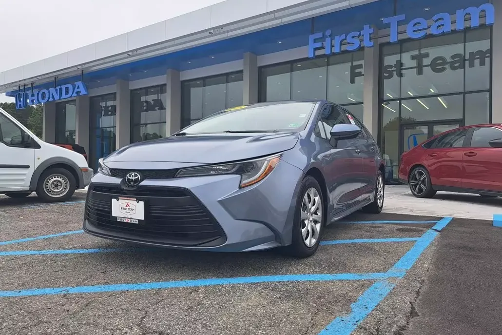 2023 Toyota Corolla LE photo 1