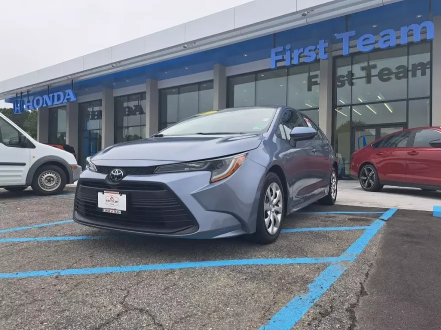 2023 Toyota Corolla LE photo 1